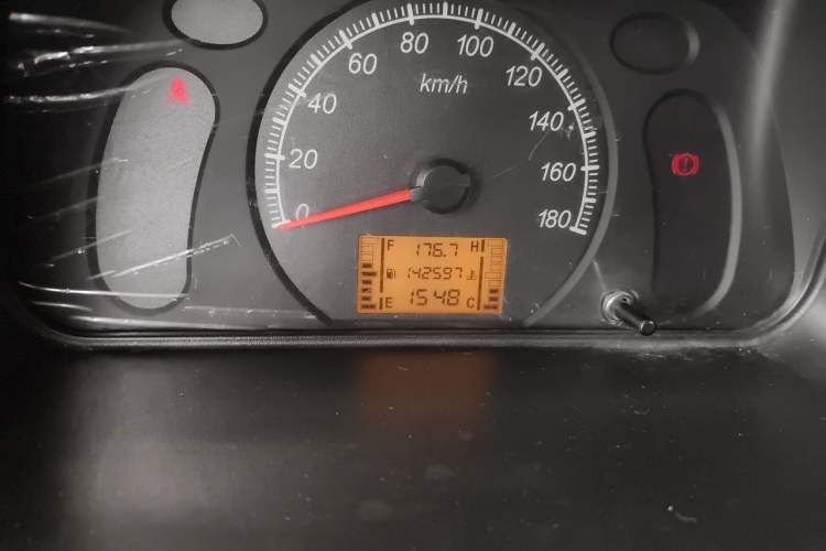 Used Wuling Zhiguang 2015 1.2L Practical LS-I Model Odometer Close Up