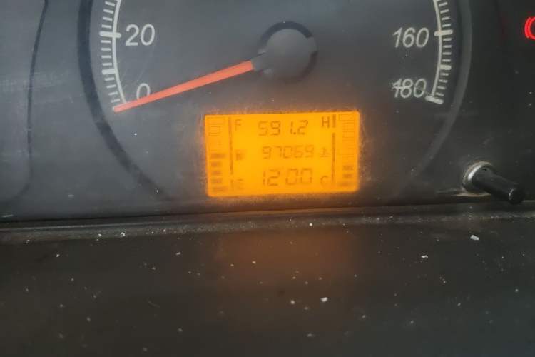 Used Wuling Zhiguang 2015 1.2L S Practical Model LSI Odometer Close Up