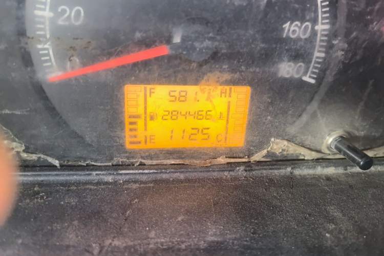 Used Wuling Zhiguang 2015 1.2L Practical LS-I Model Odometer Close Up