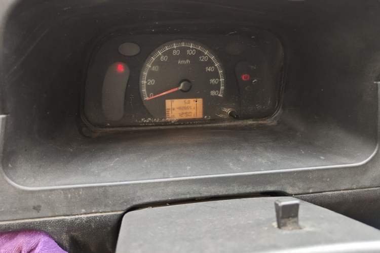 Used Wuling Zhiguang 2015 1.2L Practical LS-I Model Odometer Close Up