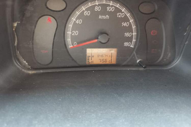 Used Wuling Zhiguang 2015 1.2L Practical LS-I Model Odometer Close Up