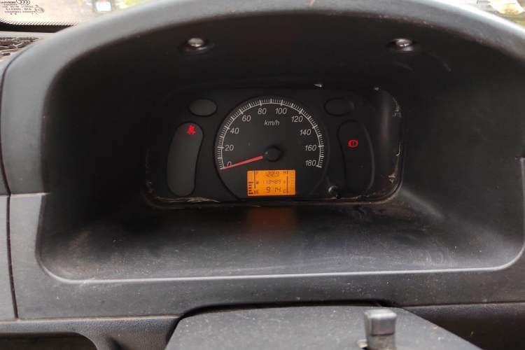 Used Wuling Zhiguang 2015 1.2L Practical LS-I Model Odometer Close Up