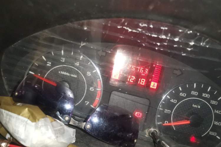 Used Wuling Zhiguang 2015 1.2L S Standard Model LSI Odometer Close Up