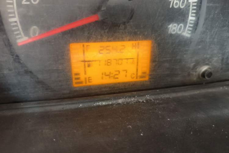 Used Wuling Zhiguang 2015 1.2L Practical LS-I Model Odometer Close Up