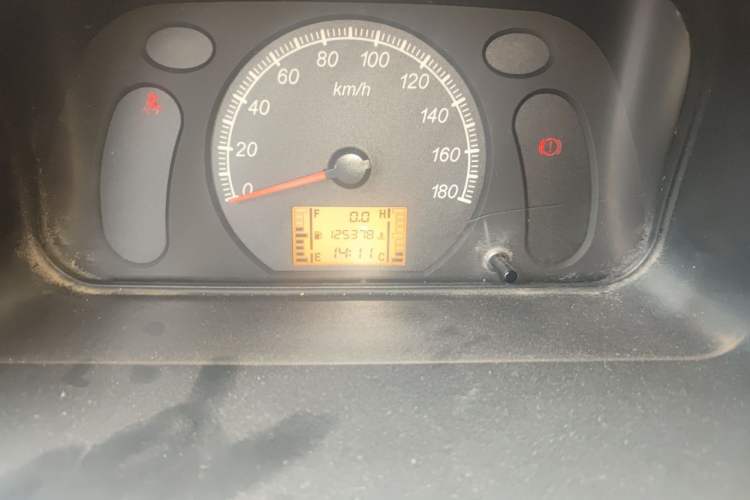 Used Wuling Zhiguang 2015 1.2L Practical LS-I Model Odometer Close Up