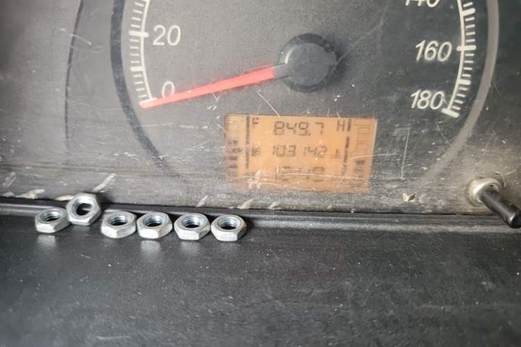 Used Wuling Zhiguang 2015 1.2L Standard Model LSI Odometer Close Up