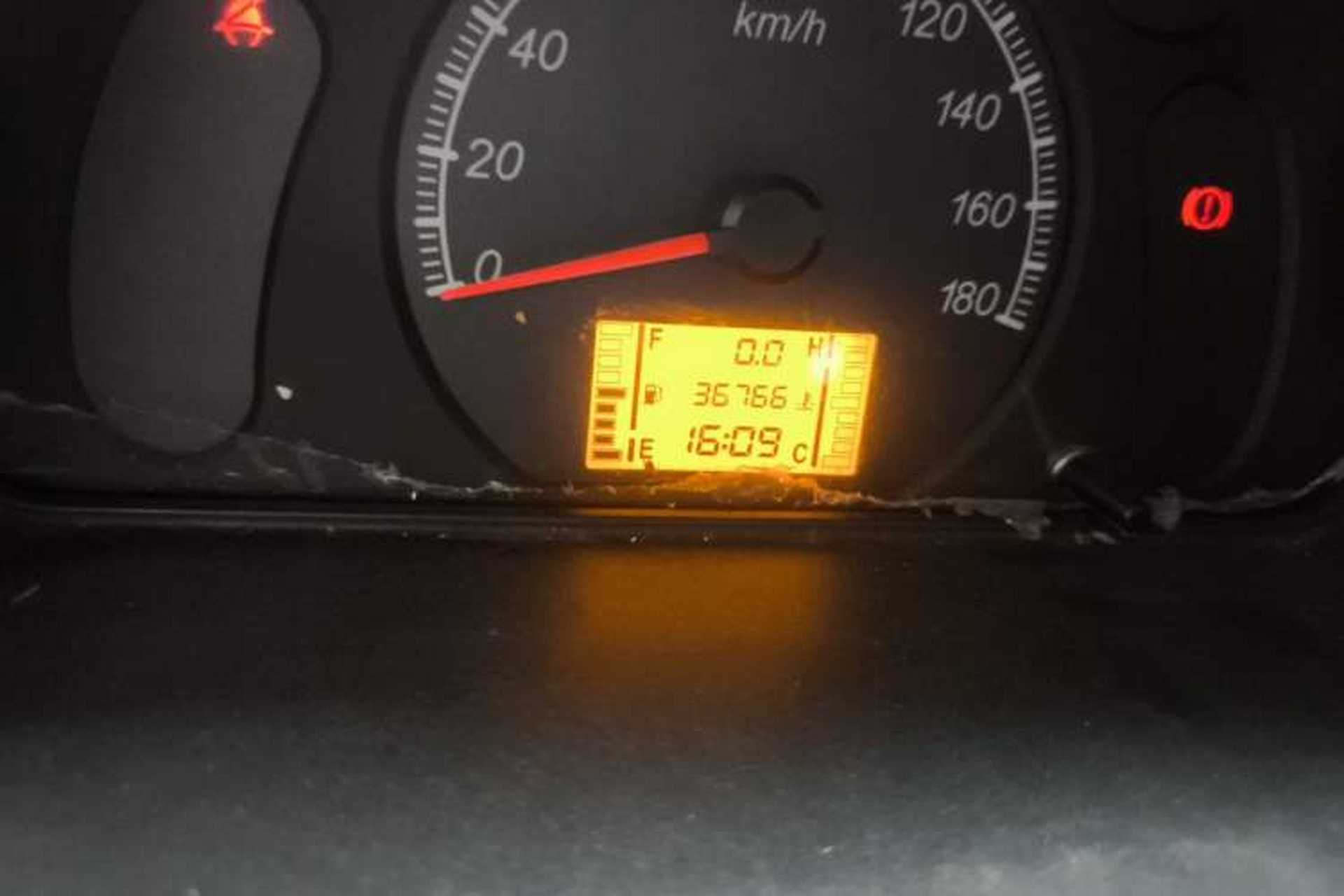 Used Wuling Zhiguang 2015 1.2L S Practical Model LSI Odometer Close Up