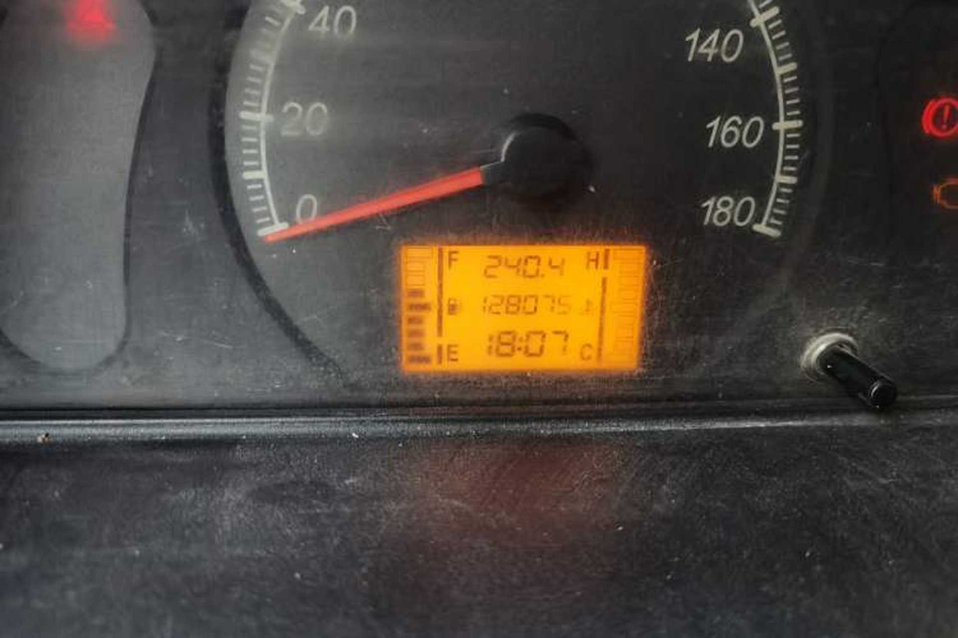 Used Wuling Zhiguang 2015 1.2L Practical LS-I Model Odometer Close Up