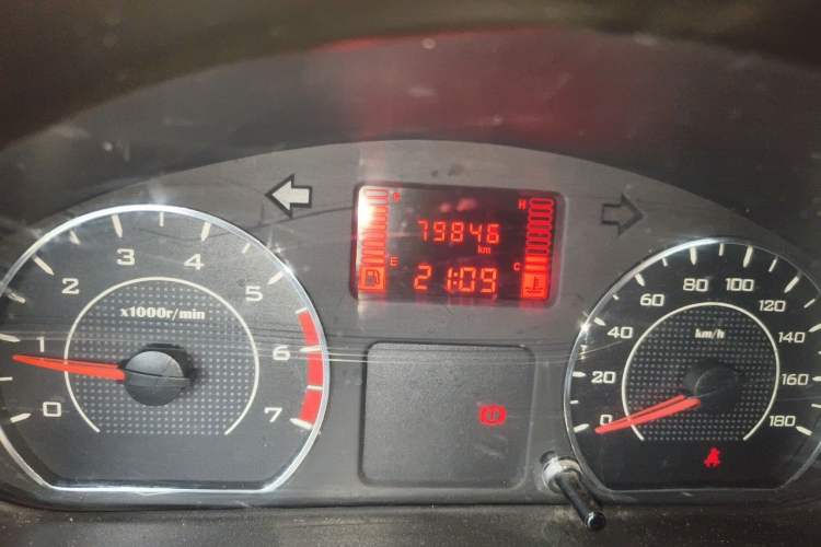 Used Wuling Zhiguang 2015 1.2L S Practical Model LSI Odometer Close Up