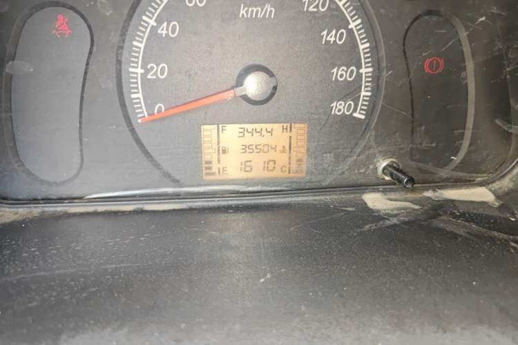 Used Wuling Zhiguang 2015 1.2L Practical LS-I Model Odometer Close Up