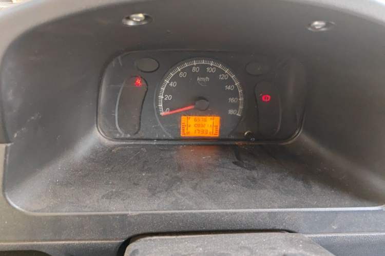 Used Wuling Zhiguang 2015 1.2L Practical LS-I Model Odometer Close Up