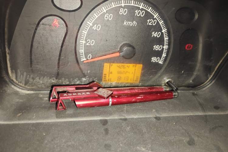 Used Wuling Zhiguang 2015 1.2L S Practical Model LSI Odometer Close Up