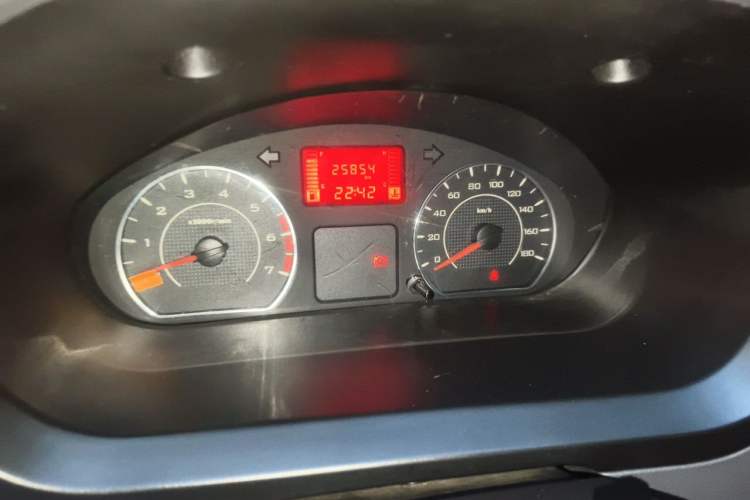 Used Wuling Zhiguang 2015 1.2L S Practical Model LSI Odometer Close Up