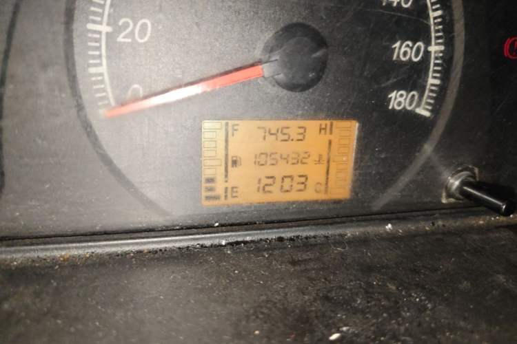 Used Wuling Zhiguang 2015 1.2L Practical LS-I Model Odometer Close Up