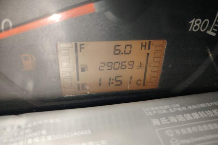 Used Wuling Zhiguang 2015 1.2L Practical LS-I Model Odometer Close Up
