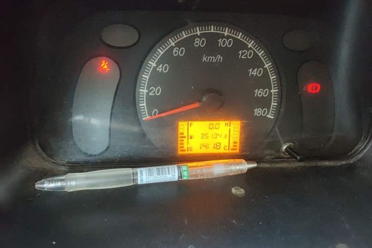 Used Wuling Zhiguang 2015 1.2L Practical LS-I Model Odometer Close Up