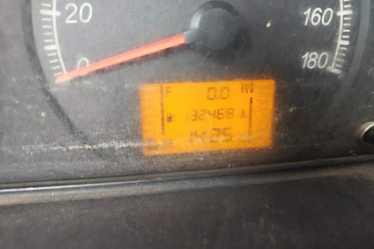 Used Wuling Zhiguang 2015 1.2L Practical LS-I Model Odometer Close Up