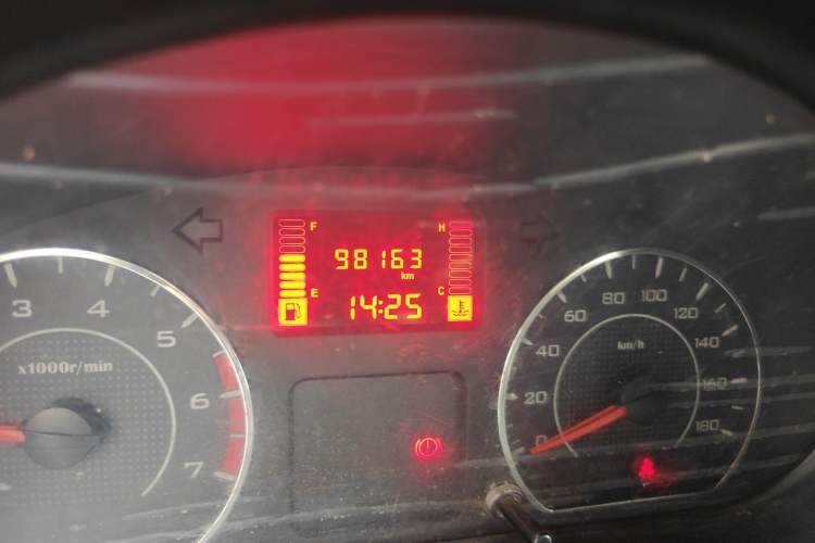 Used Wuling Zhiguang 2015 1.2L S Practical Model LSI Odometer Close Up