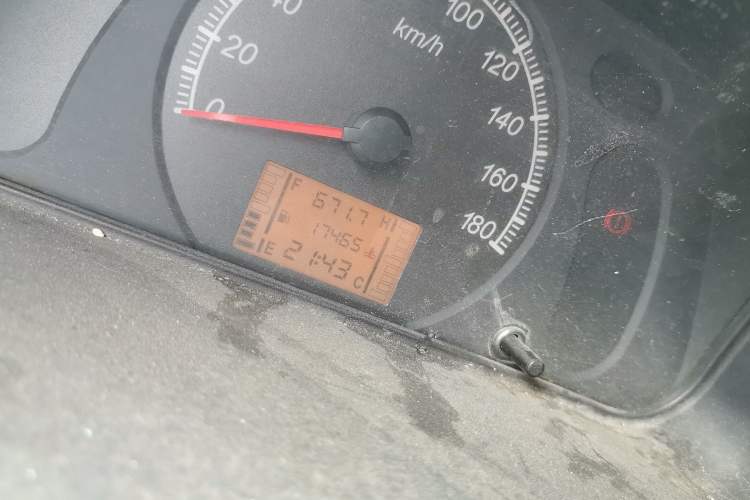 Used Wuling Zhiguang 2015 1.2L S Practical Model LSI Odometer Close Up