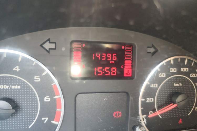 Used Wuling Zhiguang 2015 1.2L S Practical Model LSI Odometer Close Up