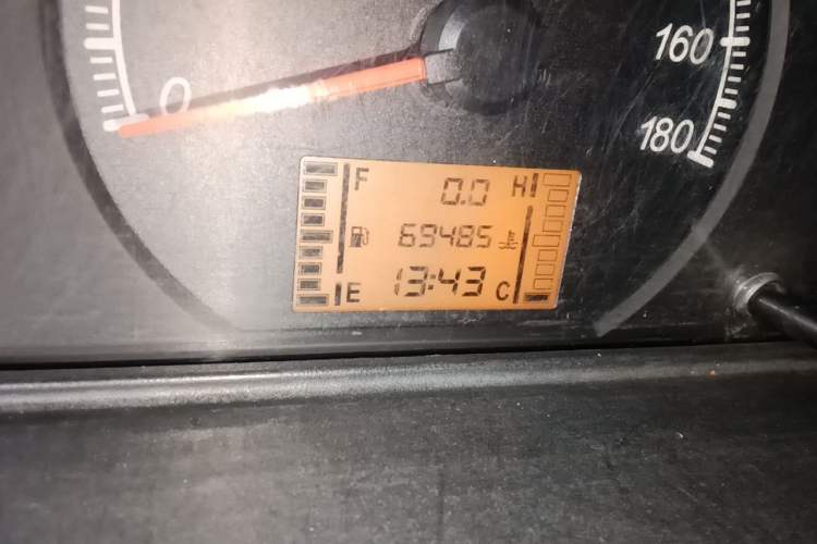 Used Wuling Zhiguang 2015 1.2L Practical LS-I Model Odometer Close Up