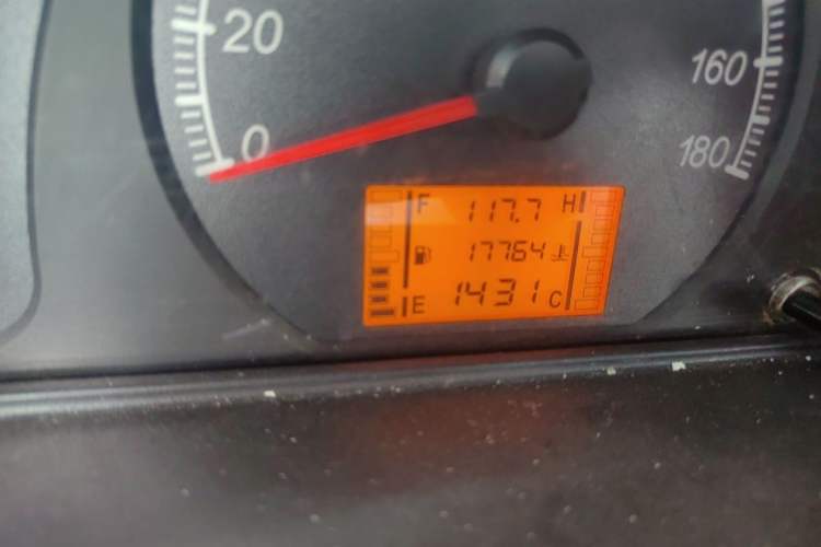 Used Wuling Zhiguang 2015 1.2L S Practical Model LSI Odometer Close Up
