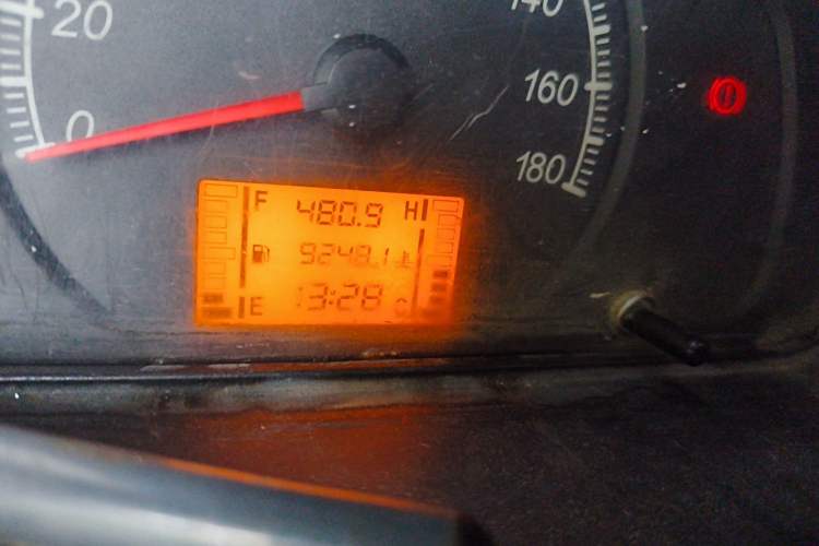 Used Wuling Zhiguang 2015 1.2L Practical LS-I Model Odometer Close Up