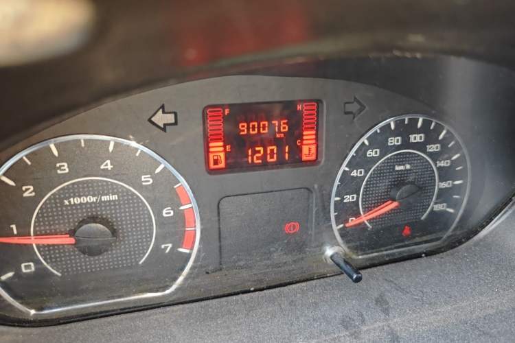 Used Wuling Zhiguang 2015 1.2L Practical LS-I Model Odometer Close Up