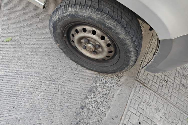 Used Wuling Zhiguang 2015 1.2L Practical LS-I Model Right Front Wheel Hub