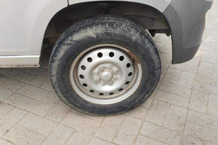 Used Wuling Zhiguang 2015 1.2L Practical LS-I Model Right Front Wheel Hub