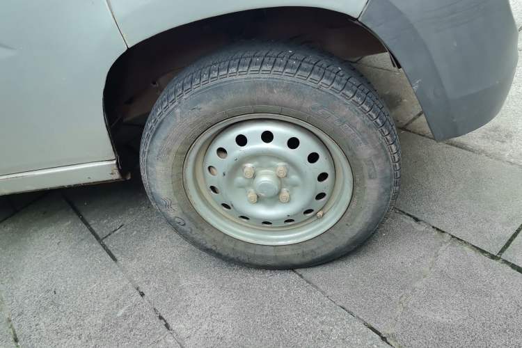 Used Wuling Zhiguang 2015 1.2L Practical LS-I Model Right Front Wheel Hub