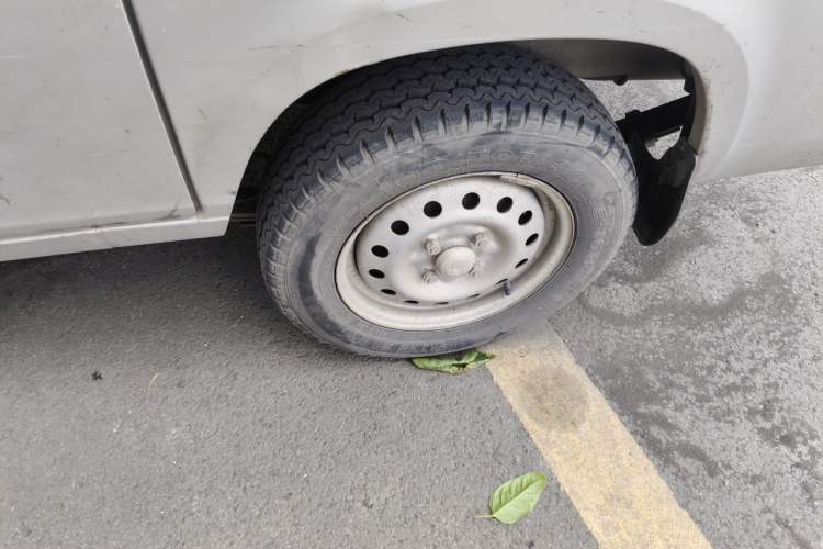 Used Wuling Zhiguang 2015 1.2L Practical LS-I Model Right Front Wheel Hub