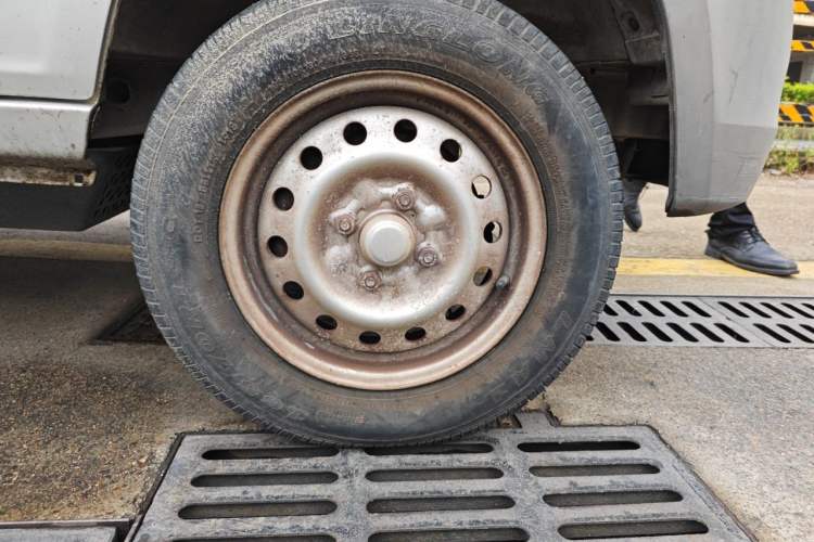 Used Wuling Zhiguang 2015 1.2L Practical LS-I Model Right Front Wheel Hub