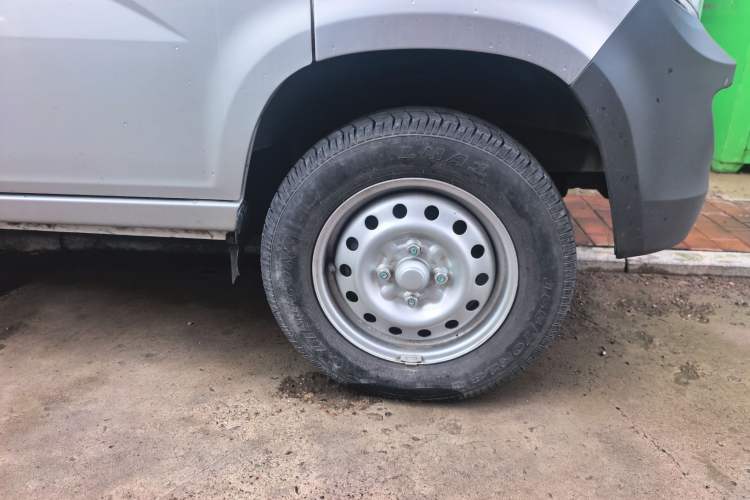 Used Wuling Zhiguang 2015 1.2L Practical LS-I Model Right Front Wheel Hub