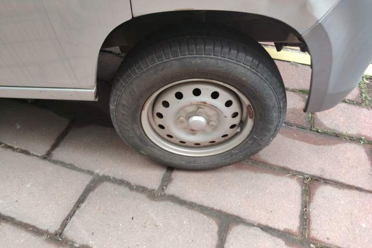 Used Wuling Zhiguang 2015 1.2L Standard Model LSI Right Front Wheel Hub
