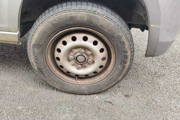 Used Wuling Zhiguang 2015 1.2L Practical LS-I Model Right Front Wheel Hub