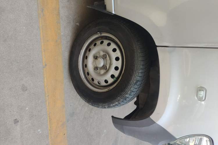 Used Wuling Zhiguang 2015 1.2L Practical LS-I Model Right Front Wheel Hub