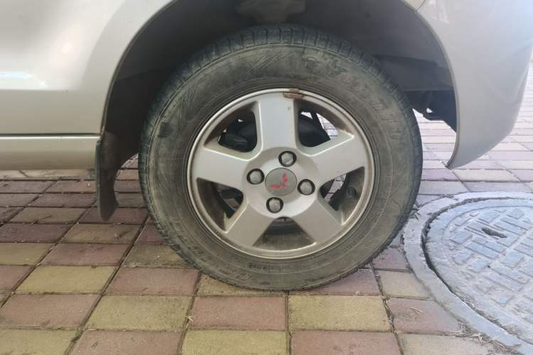 Used Wuling Zhiguang 2015 1.2L S Standard Model LSI Right Front Wheel Hub
