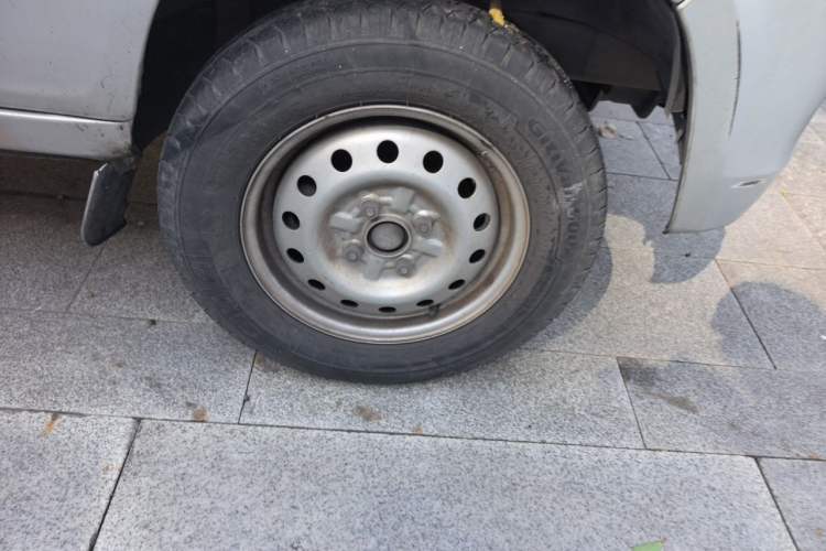 Used Wuling Zhiguang 2015 1.2L Practical LS-I Model Right Front Wheel Hub