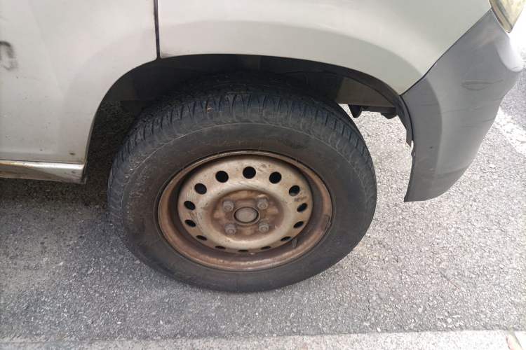 Used Wuling Zhiguang 2015 1.2L Practical LS-I Model Right Front Wheel Hub