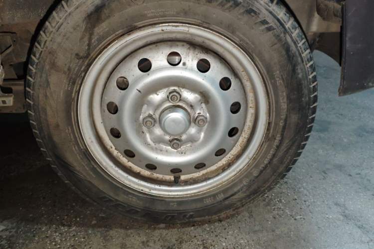 Used Wuling Zhiguang 2015 1.2L Practical LS-I Model Right Front Wheel Hub