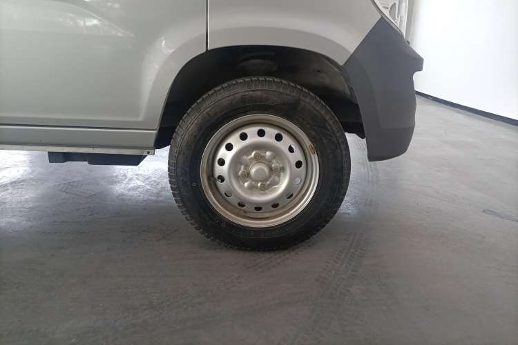 Used Wuling Zhiguang 2015 1.2L Standard Model LSI Right Front Wheel Hub