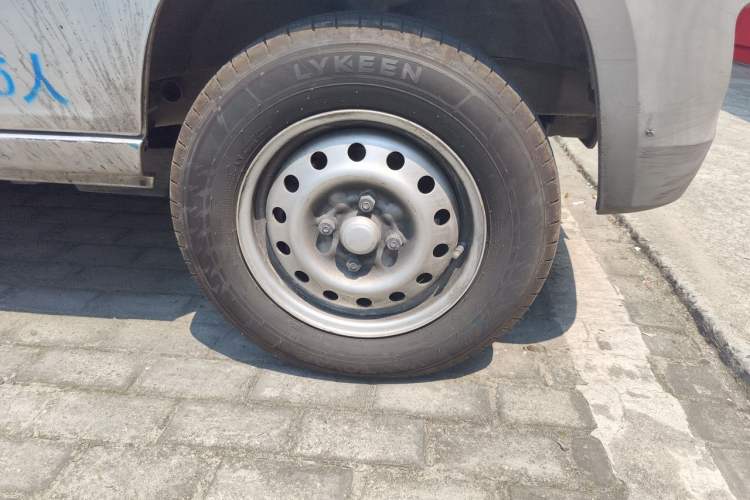 Used Wuling Zhiguang 2015 1.2L Practical LS-I Model Right Front Wheel Hub