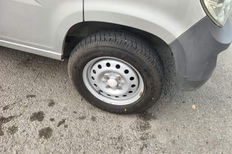 Used Wuling Zhiguang 2015 1.2L Practical LS-I Model Right Front Wheel Hub