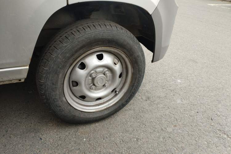 Used Wuling Zhiguang 2015 1.2L Practical LS-I Model Right Front Wheel Hub