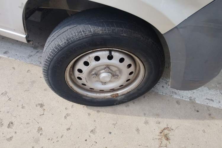 Used Wuling Zhiguang 2015 1.2L Practical LS-I Model Right Front Wheel Hub