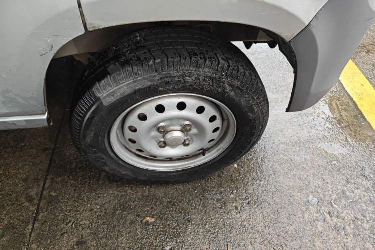 Used Wuling Zhiguang 2015 1.2L Practical LS-I Model Right Front Wheel Hub