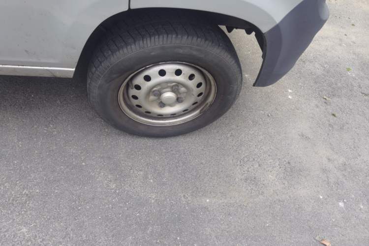 Used Wuling Zhiguang 2015 1.2L Practical LS-I Model Right Front Wheel Hub
