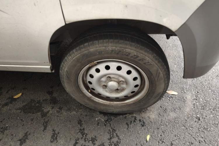 Used Wuling Zhiguang 2015 1.2L Practical LS-I Model Right Front Wheel Hub