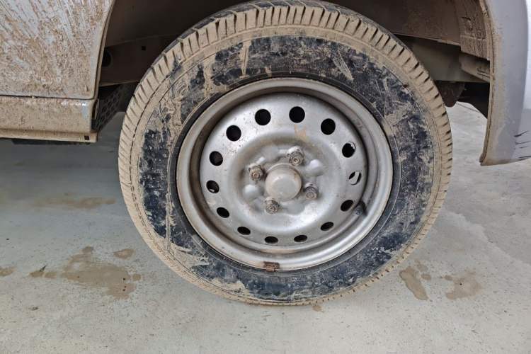 Used Wuling Zhiguang 2015 1.2L Practical LS-I Model Right Front Wheel Hub